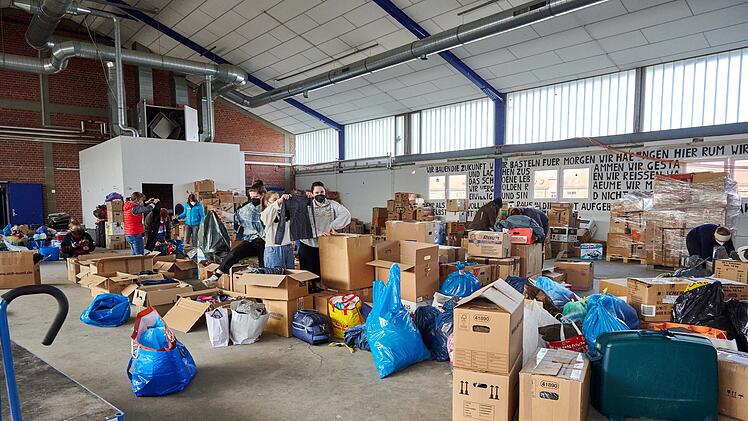 Riesige Spendenbereitschaft in Bamberg für die Ukraine: Hier stapeln sich alle möglichen Sachspenden in der Posthalle.