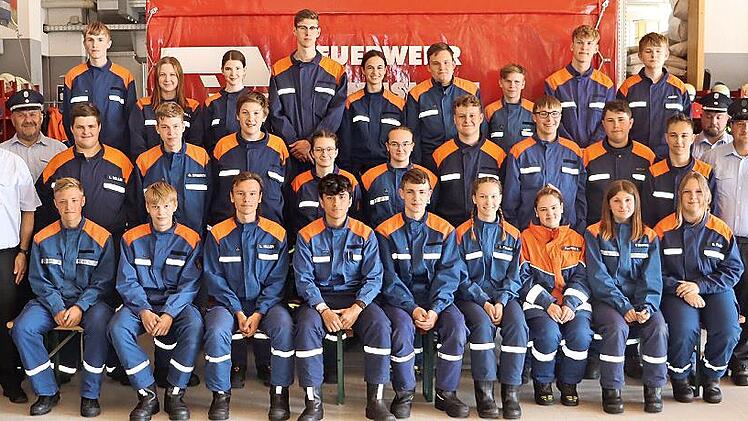 Die erfolgreichen Prüfungsabsolventen mit (von rechts): KBM Aaron Och, Kreisjugendfeuerwehrwart Roland Dauer, der Kommandant aus Marktgraitz Thomas Müller und KBM Alexander Klose