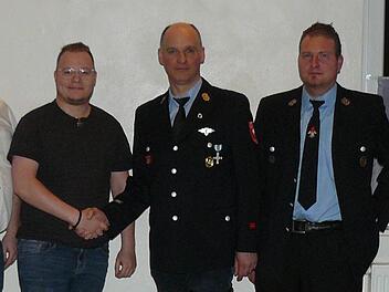 Neu gewählt wurde der Vorstand bei der Freiwilligen Feuerwehr Gefäll: (von links) neuer 1. Vorsitzender Jan Hohnhaus, bisheriger 1. Vorsitzender Marko Wehner und der wiedergewählte 2. Vorsitzende Markus Metz.