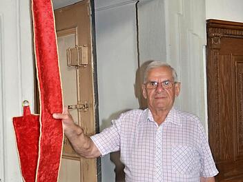 Mesner Robert Borg wird nach jahrzehntelangen Kirchendienst aus seinem Ehrenamt verabschiedet. Foto: K.-H. Hofmann