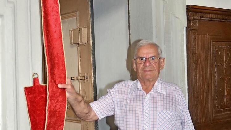 Mesner Robert Borg wird nach jahrzehntelangen Kirchendienst aus seinem Ehrenamt verabschiedet. Foto: K.-H. Hofmann
