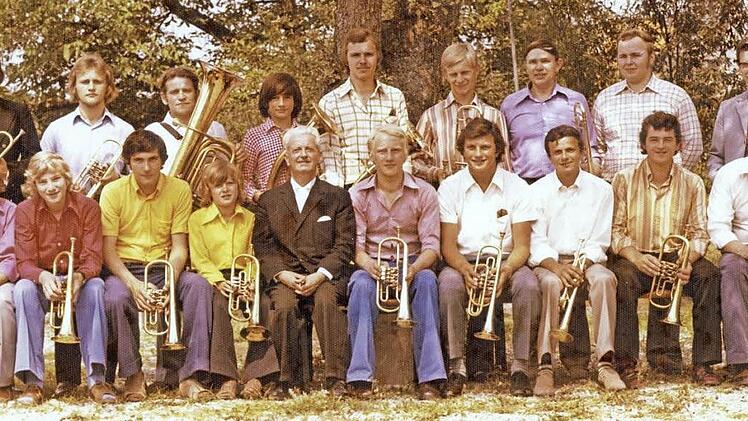 1974 konnte der Posaunenchor Königsberg sein zehnjähriges Bestehen feiern. Vorne in der Mitte der Chorgründer Pfarrer Theodor Weismann, hinten rechts Gründungschorleiter Werner Weismann und hinten links Chorleiter Wolfgang Fischer, der bis heute amtiert.  Foto: Gerold Snater/Archiv