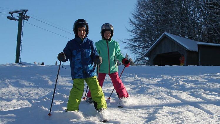 Die Zwillinge Noah und Hanna (8) haben am Skihang in Heinersreuth ihren Spaß. Foto: Alexander Hartmann