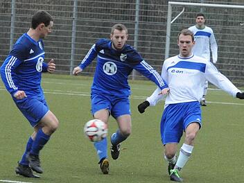 Gedoppelt: Die Kissinger Christian Heilmann (links) und Maxi Wehner (Mitte) behaupten den Ball gegen den Riedenberger Dominik Fröhlich. Foto: Hopf