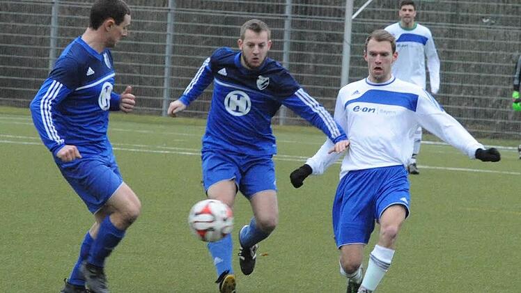Gedoppelt: Die Kissinger Christian Heilmann (links) und Maxi Wehner (Mitte) behaupten den Ball gegen den Riedenberger Dominik Fröhlich. Foto: Hopf