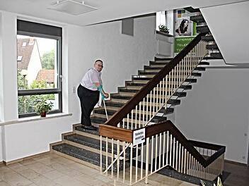 Gemeinderat Niklaus Schober auf der Treppe des Rathauses im Erdgeschoss. Die Treppen im Gebäude sollen mit einem Treppenlift ausgestattet werden, um Gehbehinderten auch mit Rollstuhl die Möglichkeit zu eröffnen, in die verschiedenen Etagen des Rathauses zu gelangen. An der rückwärtigen Seite (Fenster), soll eine Rampe entstehen. Foto: Helmut Will