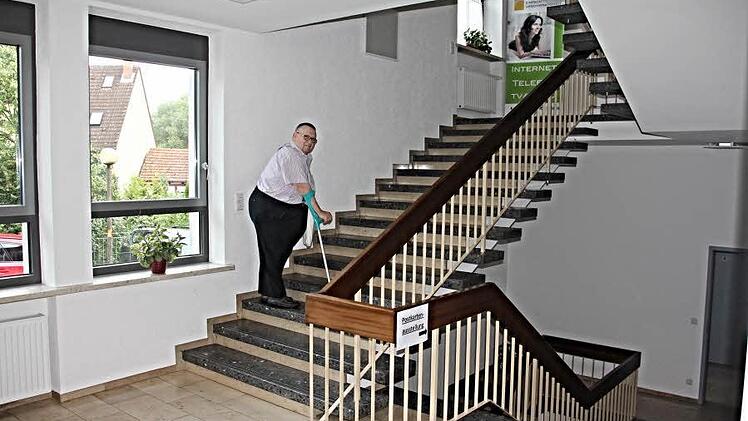 Gemeinderat Niklaus Schober auf der Treppe des Rathauses im Erdgeschoss. Die Treppen im Gebäude sollen mit einem Treppenlift ausgestattet werden, um Gehbehinderten auch mit Rollstuhl die Möglichkeit zu eröffnen, in die verschiedenen Etagen des Rathauses zu gelangen. An der rückwärtigen Seite (Fenster), soll eine Rampe entstehen. Foto: Helmut Will