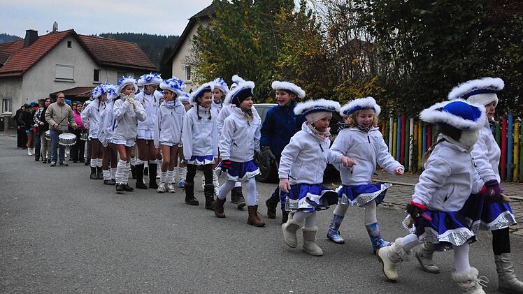 Die Kindergarde führte den Narrenzug zum Rathaus an.  Foto: Florian Weiß