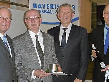 Der Bezirksehrenamtsbeauftragte Siegfried Tabbert, Landrat Johann Kalb und Kreisspielleiter Manfred Neumeister (von links) kamen in Thüngfeld zusammen, um Fritz Schmidt (Zweiter von links) für seinen Einsatz zu ehren.  Foto: Willi Schmidt