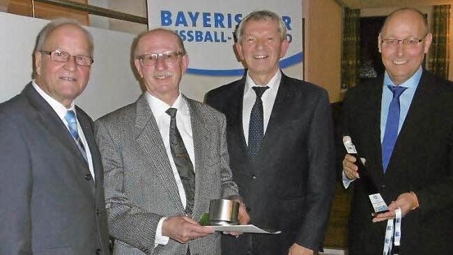 Der Bezirksehrenamtsbeauftragte Siegfried Tabbert, Landrat Johann Kalb und Kreisspielleiter Manfred Neumeister (von links) kamen in Thüngfeld zusammen, um Fritz Schmidt (Zweiter von links) für seinen Einsatz zu ehren.  Foto: Willi Schmidt