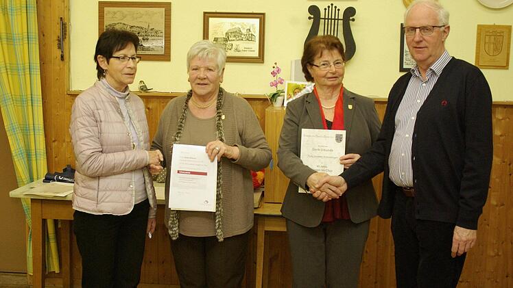 Die scheidende Vorsitzende Edith Deinlein (links) und ihr Nachfolger Klaus Wüstner (rechts) zeichneten Gisela Bindrum und Susanne Rottenberger (v. l.) für ihre Vereinstreue mit der goldenen Ehrennadel aus.