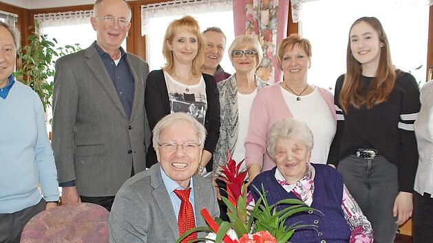 Josefine Letonja mit Stadtrat Dieter H&auml;gele im Kreis der Familie. Mit im Bild (von links) Milos Kojic, Dekan Hans Roppelt, Tanja Fechner, Silvo Letonja, Stanislava St&uuml;binger, Slava Letonja, Vanessa Fechner und Kristina Kojic-Letonja  Foto: Uschi Prawitz