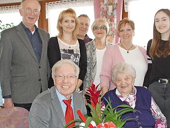 Josefine Letonja mit Stadtrat Dieter H&auml;gele im Kreis der Familie. Mit im Bild (von links) Milos Kojic, Dekan Hans Roppelt, Tanja Fechner, Silvo Letonja, Stanislava St&uuml;binger, Slava Letonja, Vanessa Fechner und Kristina Kojic-Letonja  Foto: Uschi Prawitz