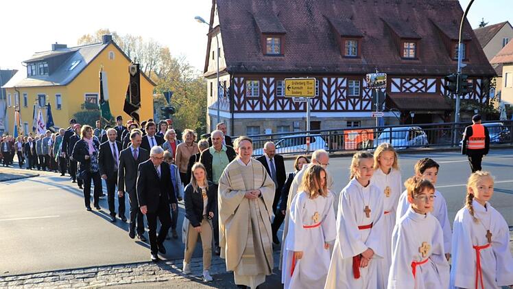 Der festliche Kirchenzug,  links neben Regionaldekan  Martin Emge und hinter den Ministranten der Reuther Salesianerpater Stefan Stöhr Foto: Heidi Amon