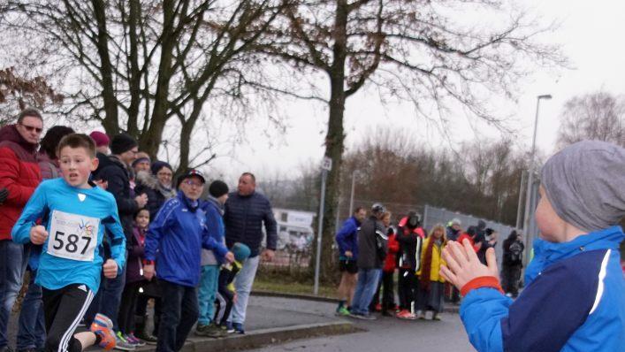 Der Zweitplatzierte  im Schülerlauf über 2200 Meter, Hannes Jäger vom TSV Staffelstein, kommt ins Ziel. Foto: Mario Deller
