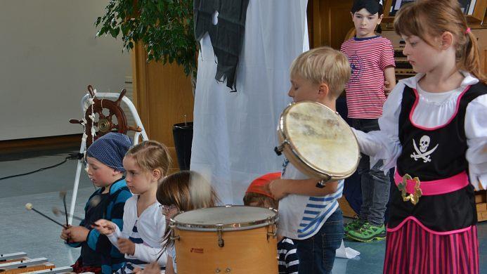 Welche Instrumente man an der Musikschule des Landkreises Rhön-Grabfeld erlernen kann, das zeigt sich immer wieder bei den Infotagen. Dann geben die Jüngsten einen musikalischen Einblick in das vielfältige Angebot der Schule. Foto: Hanns Friedrich