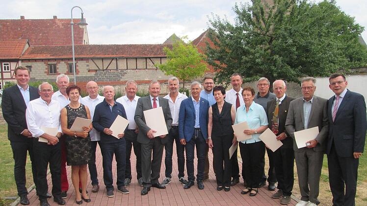 BLSV-Kreisvorsitzender Martin Wende (links) ehrt zahlreiche Mitglieder  des Tennis-Clubs für besondere Verdienst und Treue. Ihnen gratuliert auch Bürgermeister Armin Warmuth (rechts).Foto: Winfried Ehling