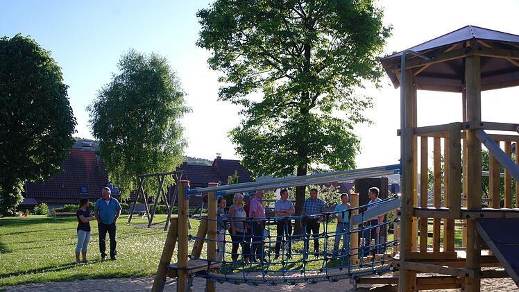 Soweit als möglich sollen die Bäume auf dem Spielplatz Am Leimersfeld auch im Zuge der Bauarbeiten zum neuen Kindergarten erhalten werden.  Stephanie Elm