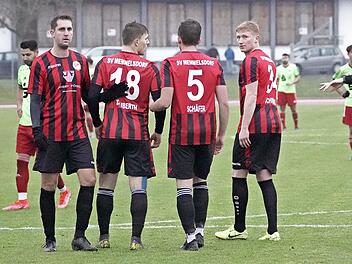 Zwei Freistoß-Spezialisten am Werk: Aykut Civelek und Gökhan Sener (links) schmieden bereits einen Plan, während Schiedsrichter Markus Geuß noch mit der Memmelsdorfer Mauer um den richtigen Abstand zum Ball feilscht. Civelek und Sener waren es auch, die maßgeblichen Anteil am "Tor des Tages" im Oberfrankenduell hatten.