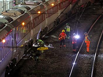 Mehrere Menschen im Zug in England niedergestochen