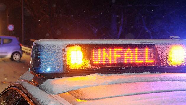 Mit Sommerreifen unterwegs: Vier Verletzte bei Schneematsch-Unfall auf der A6 im Kreis Ansbach