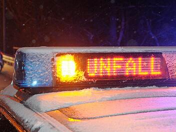 Neuhof: Mann stirbt nach Frontalcrash auf "schneeglatter" Landstra&szlig;e