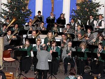 In starker Besetzung spielte die Musikkapelle Höfles-Vogtendorf beim Jahreskonzert unter der Leitung von Jürgen Fischer. Foto: Michael Wunder