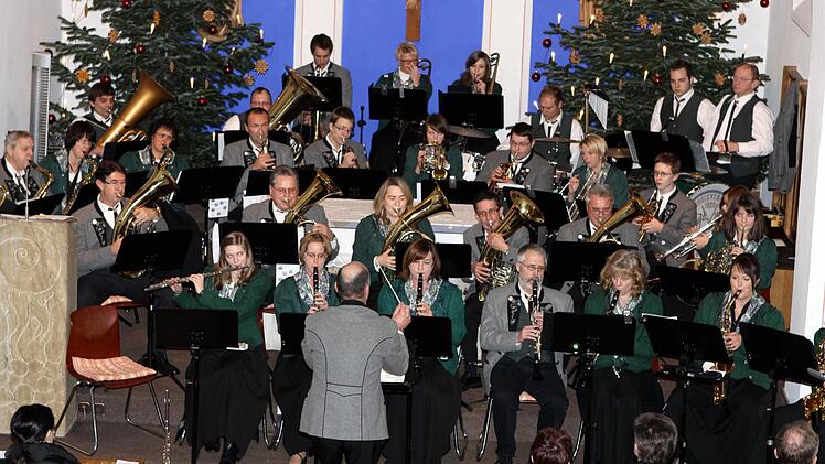 In starker Besetzung spielte die Musikkapelle Höfles-Vogtendorf beim Jahreskonzert unter der Leitung von Jürgen Fischer. Foto: Michael Wunder