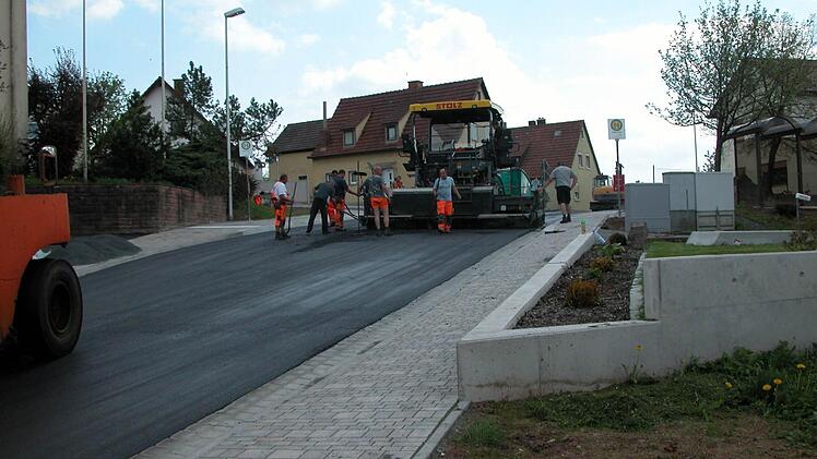 Nachdem die Arbeiten an der Ortsdurchfahrt in Haard fast erledigt sind, folgt die offizielle Einweihung am 5. Juni. Fotos: Ewald Kiesel
