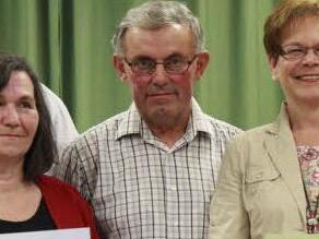 Für langjährige Mitgliedschaft geehrt wurde Monika Schad, Vorsitzende der Frauenunion Meeder (rechts) und Rüdiger Wylezol (nicht im Bild). Eine Urkunde und die silberne Ehrennadel für 25 Jahre Treue zur CSU erhielt Marina Scheler (links). Heinz Scheler (Mitte) wurde mit der goldenen Ehrennadel für 40 Jahre ausgezeichnet. Foto: Katja Nauer