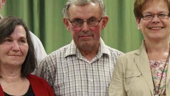 Für langjährige Mitgliedschaft geehrt wurde Monika Schad, Vorsitzende der Frauenunion Meeder (rechts) und Rüdiger Wylezol (nicht im Bild). Eine Urkunde und die silberne Ehrennadel für 25 Jahre Treue zur CSU erhielt Marina Scheler (links). Heinz Scheler (Mitte) wurde mit der goldenen Ehrennadel für 40 Jahre ausgezeichnet. Foto: Katja Nauer