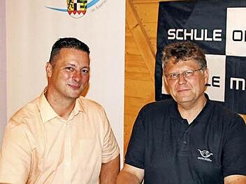 Bezirksjugendring-Vorsitzender Michael Eckstein und der Leiter der Jugendbildungsstätte Neukirchen, Peter Dienst, unterzeichnen die Kooperationsvereinbarung. Foto: Jugendhaus Neukirchen