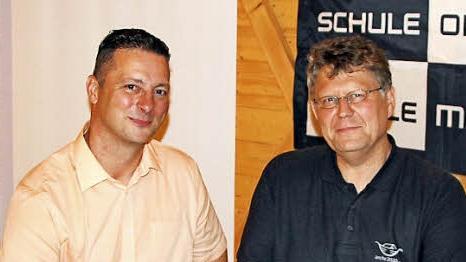 Bezirksjugendring-Vorsitzender Michael Eckstein und der Leiter der Jugendbildungsstätte Neukirchen, Peter Dienst, unterzeichnen die Kooperationsvereinbarung. Foto: Jugendhaus Neukirchen