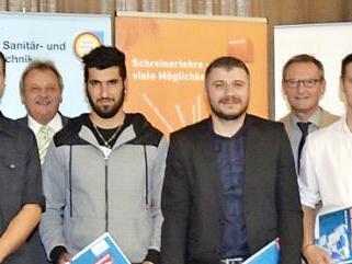 Anlagenmechaniker SHK, Feinwerkmechaniker-Werkzeugbau, Metallbauer und Schreiner mit ihren Gesellenbriefen. Es gratulieren (von links) Zweiter Bürgermeisterin Angela Hofmann, Vizepräsident der HWK Oberfranken, Karl- Peter Wittig, Wolfgang Hümmer (Obermeister Metallbau), Rudolf Schirmer (Schulleiter Lorenz- Kaim-Berufsschule), Kreishandwerksmeister Heinrich Schneider (Sechster von links) und Ulrich Oßmann, Obermeister SHK- Innung (Fünfter von rechts).  Fotos: K.-H. Hofmann