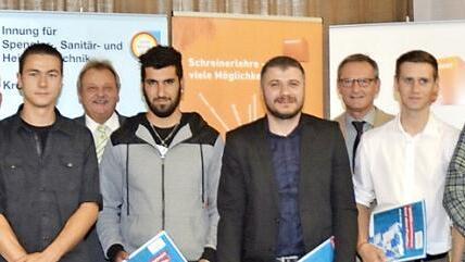 Anlagenmechaniker SHK, Feinwerkmechaniker-Werkzeugbau, Metallbauer und Schreiner mit ihren Gesellenbriefen. Es gratulieren (von links) Zweiter Bürgermeisterin Angela Hofmann, Vizepräsident der HWK Oberfranken, Karl- Peter Wittig, Wolfgang Hümmer (Obermeister Metallbau), Rudolf Schirmer (Schulleiter Lorenz- Kaim-Berufsschule), Kreishandwerksmeister Heinrich Schneider (Sechster von links) und Ulrich Oßmann, Obermeister SHK- Innung (Fünfter von rechts).  Fotos: K.-H. Hofmann