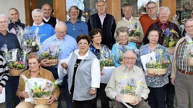 Vorsitzender Thomas M&uuml;ller (links) konnte eine stattliche Anzahl langj&auml;hriger Mitglieder bei der Hauptversammlung auszeichnen.  Foto: Michael Stelzner
