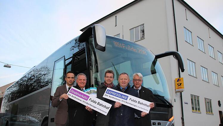 Bei einem Pressetermin vor dem Landratsamt wurde die neue Linie offiziell vorgestellt.  Foto: Ralf Ruppert