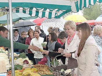 Ein Publikumsmagnet, aber auch umstritten: der Grüber Wochenmarkt. Am Sonntag sollen die Grüber Bürger per Abstimmung darüber entscheiden, ob der Markt auch künftig freitags auf dem Gelände der Feuerwehr hinter dem Rathaus stattfinden soll. Foto: Michael Stelzner