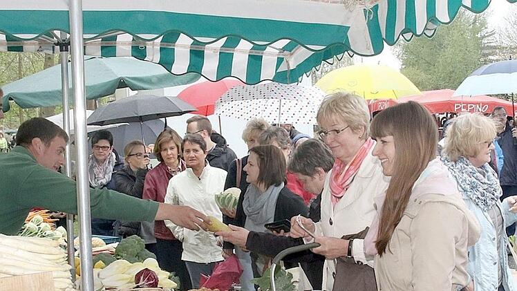 Ein Publikumsmagnet, aber auch umstritten: der Grüber Wochenmarkt. Am Sonntag sollen die Grüber Bürger per Abstimmung darüber entscheiden, ob der Markt auch künftig freitags auf dem Gelände der Feuerwehr hinter dem Rathaus stattfinden soll. Foto: Michael Stelzner