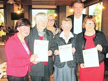 Vorsitzende Annemarie Binder zeichnete drei treue Unions-Frauen Hiltrud Lehmann, Gertrud Reinisch und Cäcilie Ziegler (vordere Reihe von links) mit der Dankesurkunde aus. Dazu gratulierten auch Vize-Vorsitzende Martina Laske und Stadtrat Martin Wende (hinten). Foto: W. Ehling