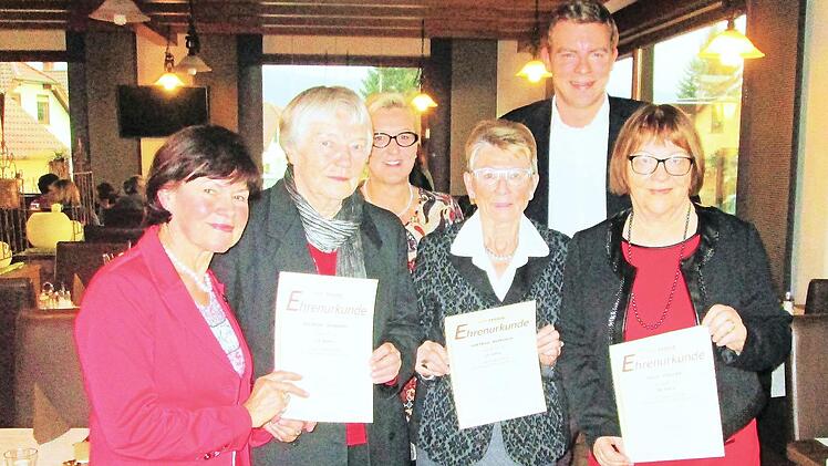 Vorsitzende Annemarie Binder zeichnete drei treue Unions-Frauen Hiltrud Lehmann, Gertrud Reinisch und Cäcilie Ziegler (vordere Reihe von links) mit der Dankesurkunde aus. Dazu gratulierten auch Vize-Vorsitzende Martina Laske und Stadtrat Martin Wende (hinten). Foto: W. Ehling