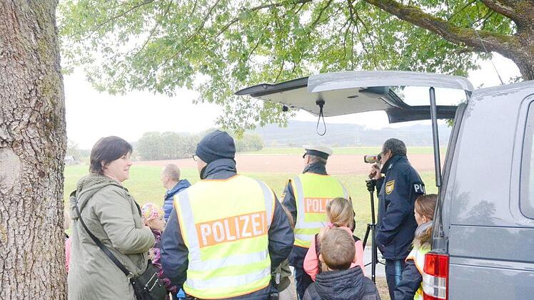 Mit dem Lasergerät hatte der Polizeihauptkommissar die Raser im Visier und gab die Geschwindigkeit an seine Kollegen und an die Schüler weiter, die dann ins Gespräch mit den Fahrzeugführern kamen.K.-H. Hofmann