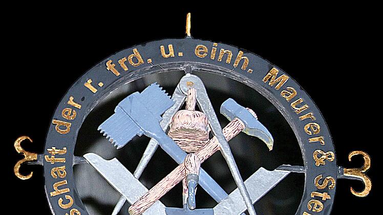 Dieses Wirtshausschild zeigt den Wandergesellen, dass der Gasthof "Rhön  Adler" in Bad Kissingen-Hausen auch eine Herberge der "Gesellschaft der  rechtschaffend fremden und einheimischen Mauer und Steinhauer" ist. Dieter Britz