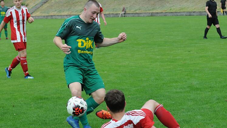 Erstes Spiel, erster Treffer: Fabian Bergmann (in grün) schloss sich von der U19 des Baiersdorfer SV der DJK Don Bosco Bamberg an und erzielte im Test gegen den FC Fuchsstadt das Tor zum 5:0-Endstand.  ssp
