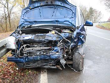 Unfall auf der Auffahrt zur B 289 beim Kauernburger Schlößla. Foto: Jürgen Gärtner