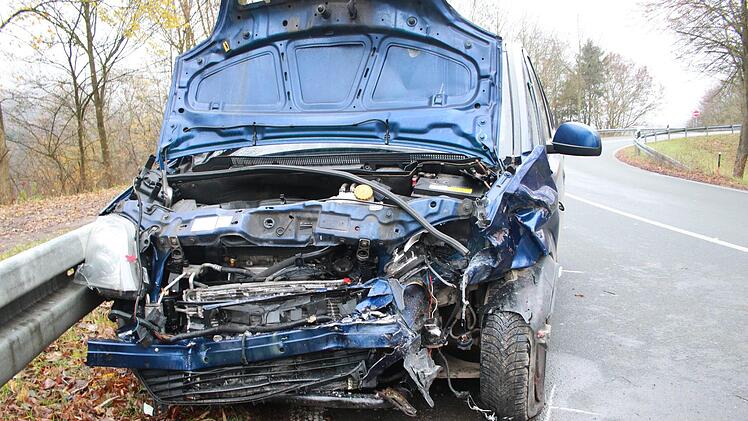 Unfall auf der Auffahrt zur B 289 beim Kauernburger Schlößla. Foto: Jürgen Gärtner