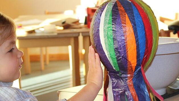 Im Coburger Kindergarten  Tausendfüßler bastelten die Kinder fleißig für die Aktion "Laternen Fenster". privat