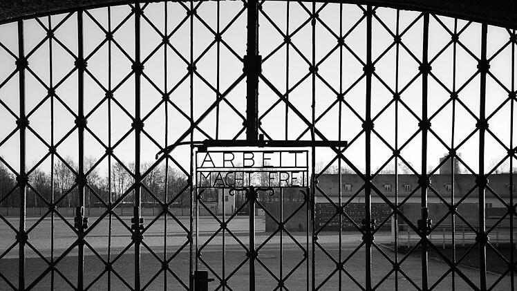 Das restaurierte Eingangstor der KZ-Gedenkstätte Dachau.
