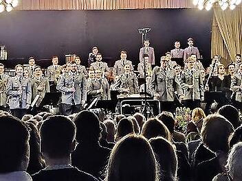 Das Ausbildungsmusikkorps der Bundeswehr ist in der Kantine der Valeo Powertrain GmbH aufgetreten.