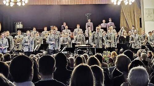 Das Ausbildungsmusikkorps der Bundeswehr ist in der Kantine der Valeo Powertrain GmbH aufgetreten.